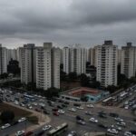 Paisagem urbana de Águas Claras em Brasília mostrando negligência com falta de áreas verdes e prédios densos.