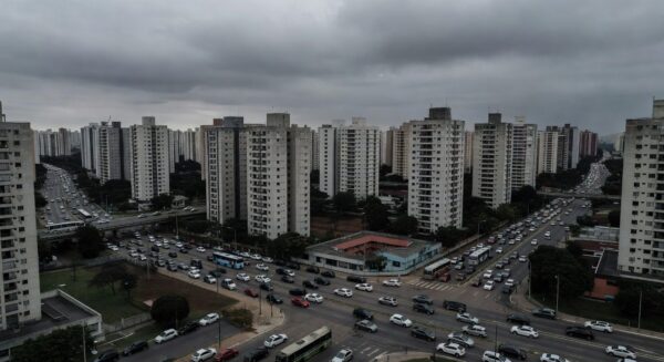 Paisagem urbana de Águas Claras em Brasília mostrando negligência com falta de áreas verdes e prédios densos.