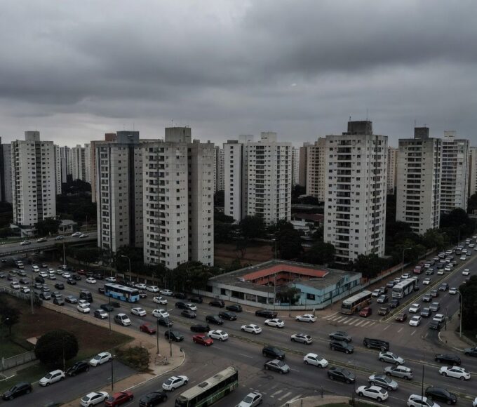 Paisagem urbana de Águas Claras em Brasília mostrando negligência com falta de áreas verdes e prédios densos.