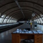 Estação de metrô em Brasília com sinais de negligência, ilustrando falhas em licitações do Metrô-DF após crítica do TCU.