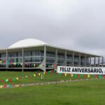 Edifício da CLDF em Brasília com decorações de solenidade para 65 anos de Park Way, sob críticas por desvio de prioridades.