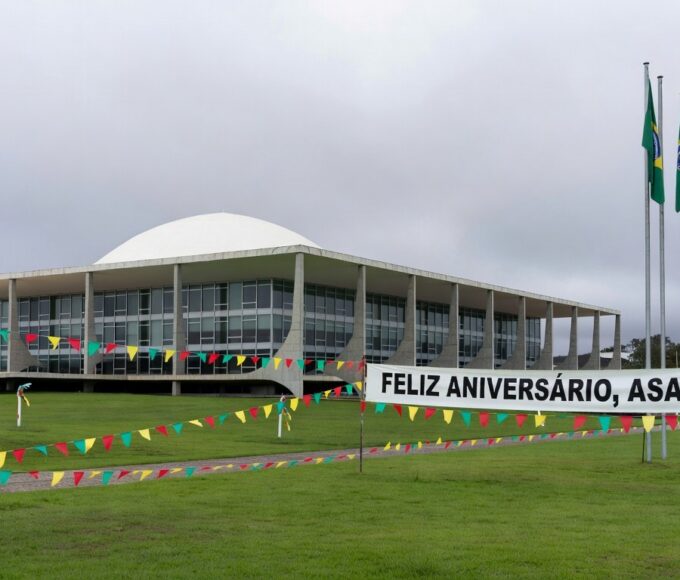 Edifício da CLDF em Brasília com decorações de solenidade para 65 anos de Park Way, sob críticas por desvio de prioridades.