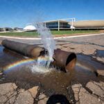 Reservatório de água com nível baixo em Brasília, ilustrando insegurança hídrica e falhas da Caesb no DF.