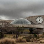Edifício da Câmara Legislativa do DF com elementos simbólicos de discriminação etária e reinserção de idosos.