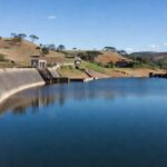 Reservatório de água no Distrito Federal atingindo níveis próximos à capacidade total, garantindo abastecimento.