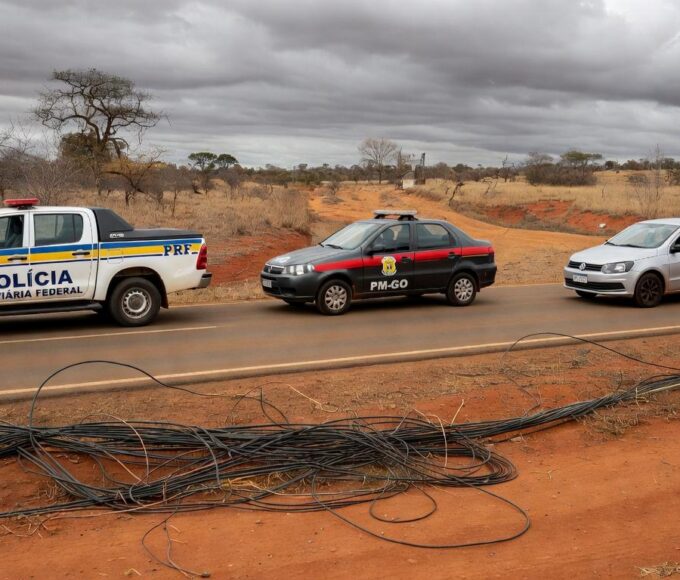 Viaturas da PRF e PMGO apreendendo 500 kg de cabos furtados em estrada de Goiás.