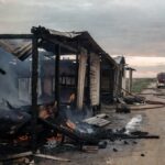 Barraco destruído por incêndio em Ceilândia, com viaturas de bombeiros controlando as chamas.