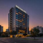 Fachada do Soho Plaza Hotel inaugurado em Águas Claras, Brasília, com arquitetura moderna e urbana.