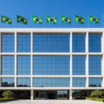 Fachada de edifício bancário em Brasília representando negociação de ativos entre BRB, Banco Master e Quadra Capital.