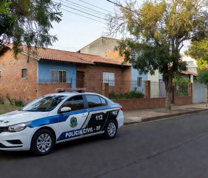 Viatura policial em rua de Taguatinga durante investigação de tentativa de envenenamento com chumbinho.