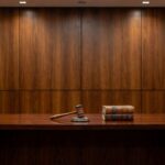 Sala de tribunal no TRF1 em Brasília com bandeiras e mesa de juízes, representando posse na presidência.