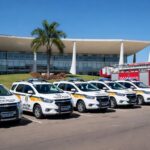 Viaturas da PMDF e CBMDF em frente ao Palácio do Buriti, representando promoções e avanços no Distrito Federal.