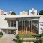 Ginásio esportivo reformado em Samambaia, DF, com fachada moderna e quadra visível, após investimento de R$ 1,2 milhão.