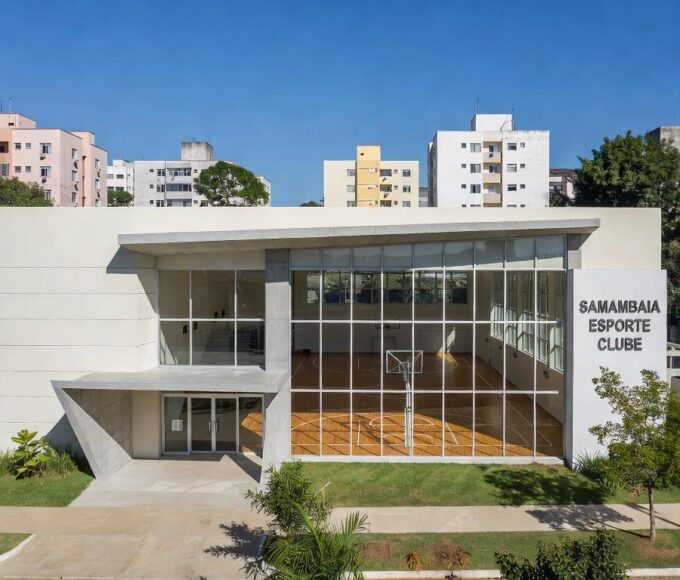 Ginásio esportivo reformado em Samambaia, DF, com fachada moderna e quadra visível, após investimento de R$ 1,2 milhão.