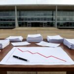 Palácio do Buriti com documentos oficiais simbolizando decreto de cortes em contratos no DF.