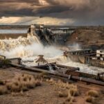 Barragem de Santa Maria transbordando no DF, revelando falhas no abastecimento de água.
