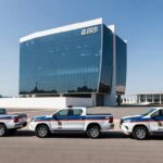 Viaturas da PCDF em frente ao BRB durante Operação Fim da Linha contra fraudes em empréstimos.