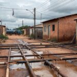 Ligações clandestinas de esgoto em rua de Sucupira, DF, com tubulações expostas e poças de água, destacando riscos sanitários e ação lenta do GDF.