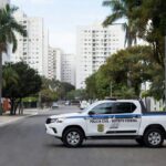 Viatura policial na Asa Sul, Brasília, representando prisão por armazenamento de material de abuso sexual infantil.