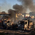 Caminhões destruídos por incêndio no SAAN com bombeiros do DF