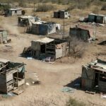 Ocupação Furnas com moradias precárias e abandono no Distrito Federal