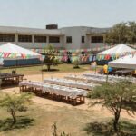Festa da Família na Escola Classe 502 no Itapoã, Brasília, com decorações no pátio escolar