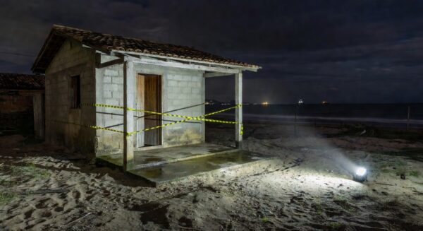 Casa em São Sebastião onde homem foi esfaqueado e ficou grave