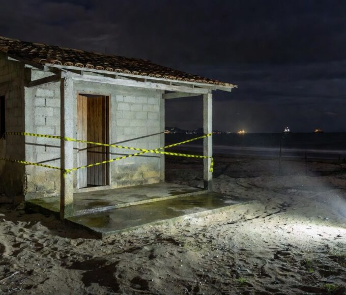 Casa em São Sebastião onde homem foi esfaqueado e ficou grave