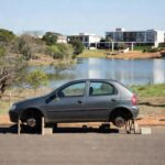 Carro com rodas e pneus furtados no Lago Norte, em Brasília