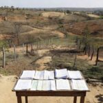Terrenos rurais em Sobradinho com documentos de regularização fundiária, representando burocracia e custos excessivos