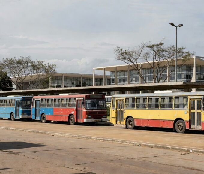 Estação de ônibus no DF com veículos desgastados representando falhas no transporte público