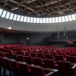 Interior do plenário da Câmara Legislativa do DF em Brasília representando aprovação de piso salarial para tradutores de Libras
