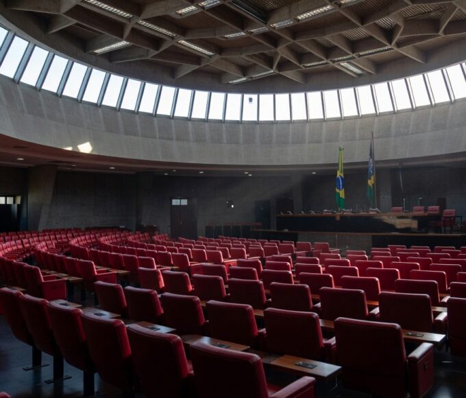 Interior do plenário da Câmara Legislativa do DF em Brasília representando aprovação de piso salarial para tradutores de Libras