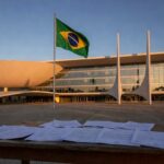 Prédio da Câmara Legislativa do DF com documentos simbolizando lei contra exploração de cooperados