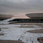 Praça vazia em Brasília simbolizando falta de proteção estatal para órfãos do feminicídio no DF