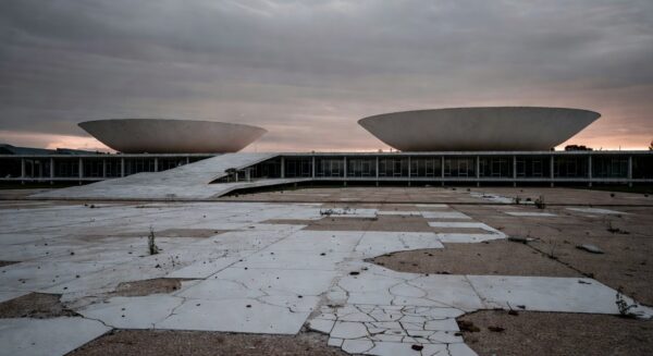 Praça vazia em Brasília simbolizando falta de proteção estatal para órfãos do feminicídio no DF