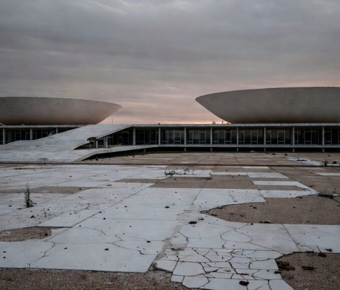 Praça vazia em Brasília simbolizando falta de proteção estatal para órfãos do feminicídio no DF