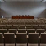 Plenário vazio da Câmara Legislativa do DF simbolizando sucessão política