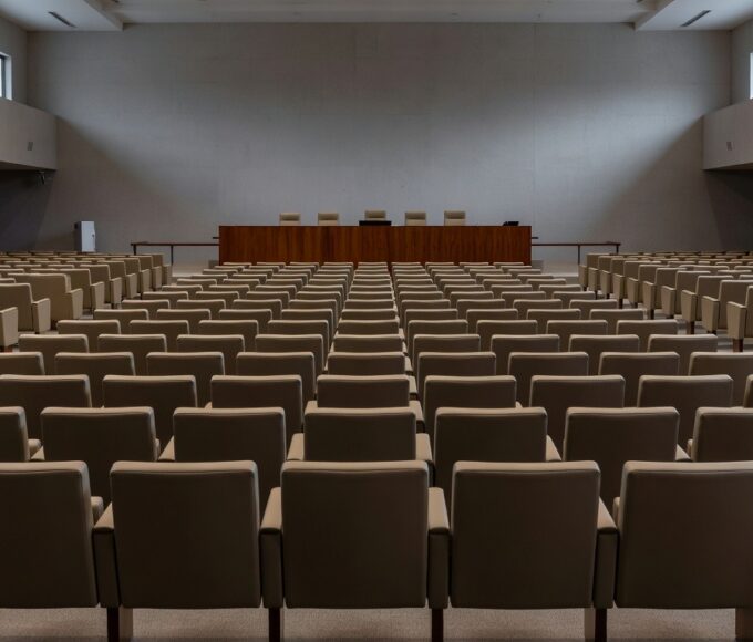 Plenário vazio da Câmara Legislativa do DF simbolizando sucessão política