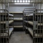 Cela superlotada em presídio do Distrito Federal evidenciando violações no sistema prisional