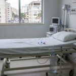 Dreno torácico em quarto de hospital após pneumotórax