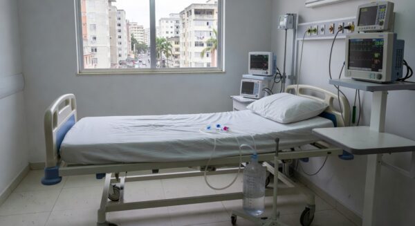 Dreno torácico em quarto de hospital após pneumotórax
