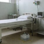Equipamentos médicos e dreno torácico em hospital brasileiro para tratamento de pneumotórax