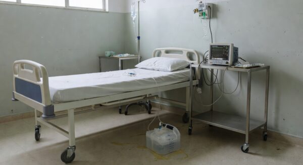 Equipamentos médicos e dreno torácico em hospital brasileiro para tratamento de pneumotórax