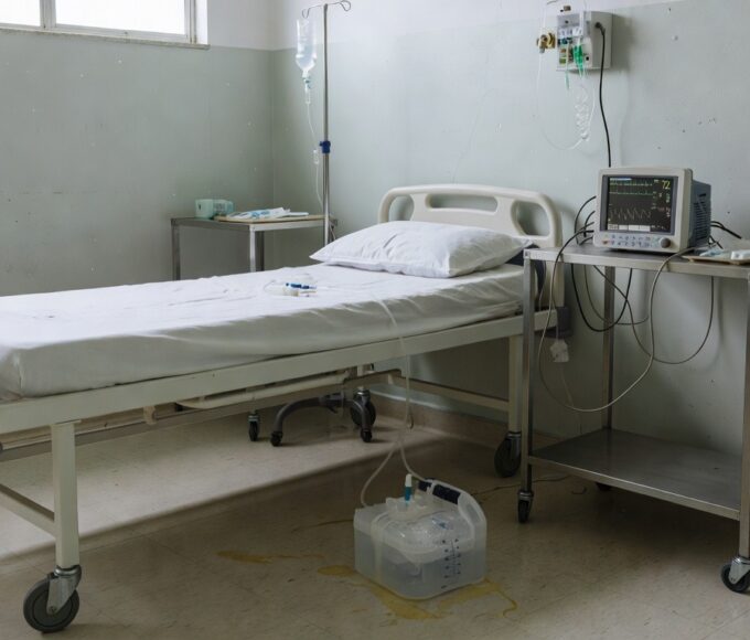 Equipamentos médicos e dreno torácico em hospital brasileiro para tratamento de pneumotórax