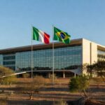 Embaixada da Itália em Brasília com bandeiras durante celebração dos 80 anos da República Italiana
