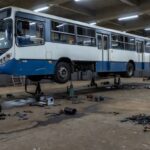 Ônibus elevado em garagem de manutenção no Distrito Federal