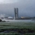Manhã fria em Brasília com 11°C, Congresso Nacional e orvalho no gramado