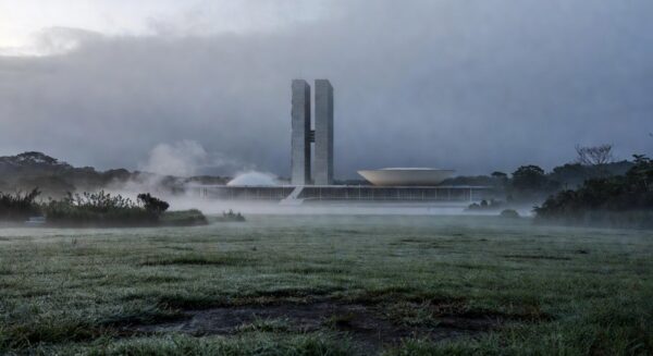 Manhã fria em Brasília com 11°C, Congresso Nacional e orvalho no gramado