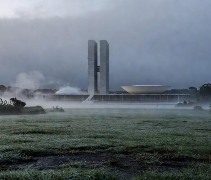 Manhã fria em Brasília com 11°C, Congresso Nacional e orvalho no gramado